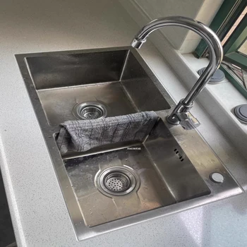 Модерна кухненска мивка от неръждаема стомана с набор от смесители е просто домашно кухненско приспособление за миене на ръце, измиване на зеленчуци, източване на съдове за готвене